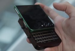 Смартфон DIY Slider объединяет сломанный Galaxy Z Flip с клавишами BlackBerry