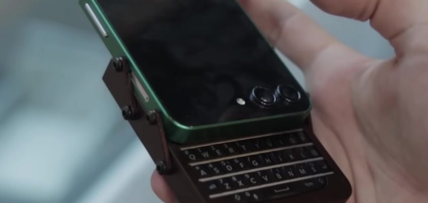 Смартфон DIY Slider объединяет сломанный Galaxy Z Flip с клавишами BlackBerry