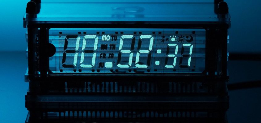Часы с вакуумным люминесцентным дисплеем сочетают в себе шарм лампы Никси с современными технологиями.